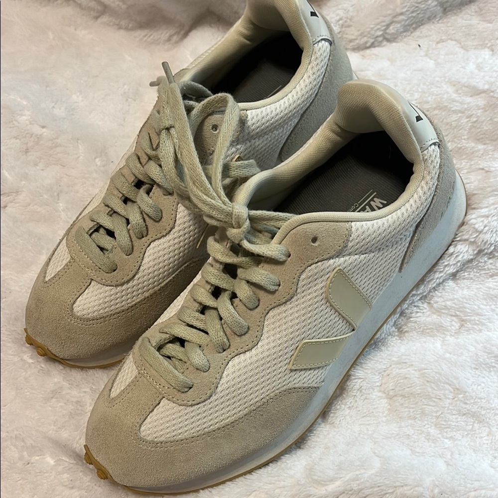Veja Cream and White Casual Sneakers. RIO Branco